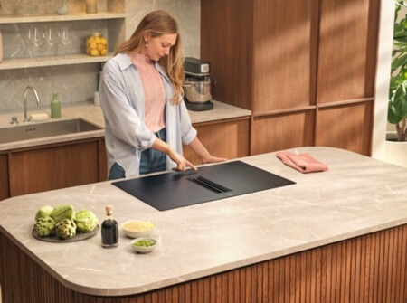 ELECTROLUX indukcijas virsma ar integrētu tvaika nosūcēju KCC84450CZ